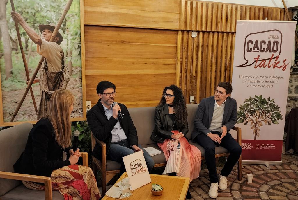 Impresionado por el compromiso sostenible de tantas empresas🇪🇨 que cuidan su huella social y ambiental positiva.  Charla inspiradora esta noche de los CEOs de <a href="/RepdelCacao/">República del Cacao</a>, <a href="/TippyteaBlends/">Tippytea</a> y <a href="/_cusiworld_/">Cusi World</a>, reunidos en la <a href="/BCorpCommunity/">B Community Fans 𝕏</a>.  #CacaoTalks