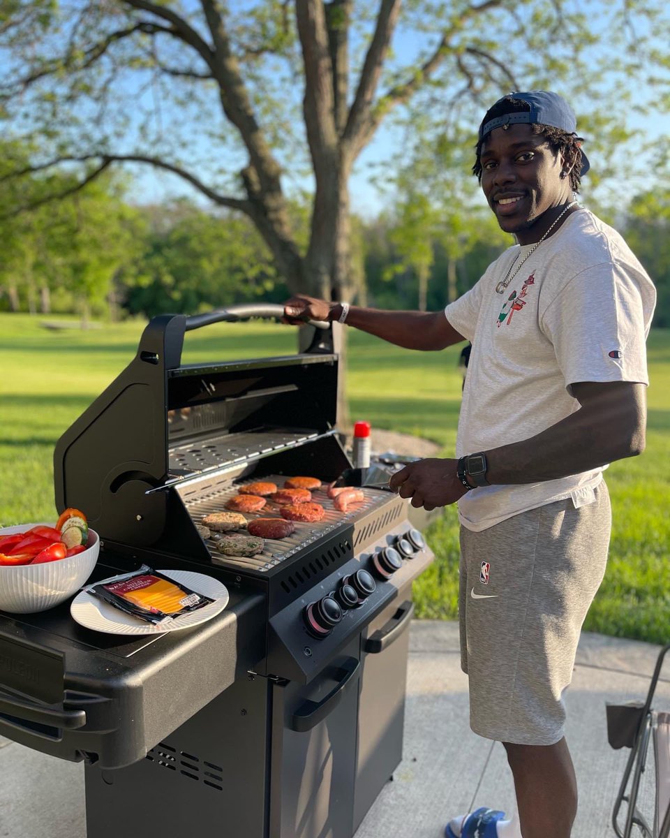 WhampWhamp414's tweet image. “First I’m going to flip these burgers and then I am going to dismantle your defense.”

- Jrue Holiday, Everyday