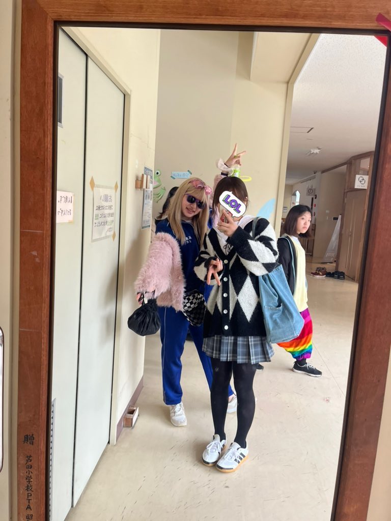 ira_0915's tweet photo. 深夜3時に冷蔵庫運んだ写真
制服着てギャルみたいな写真廊下で撮った写真
美味しいコーヒーを珈琲愛が溢れてる方の解説を聞きながら飲んだ写真
ライブ中にチーズ入りの特別二郎が届いてみんなでシェアして食べた写真

まじで色々あったし、楽しすぎたし、あっという間すぎた！
 #ガチ文化祭2023 https://t.co/ic2razSDvF
