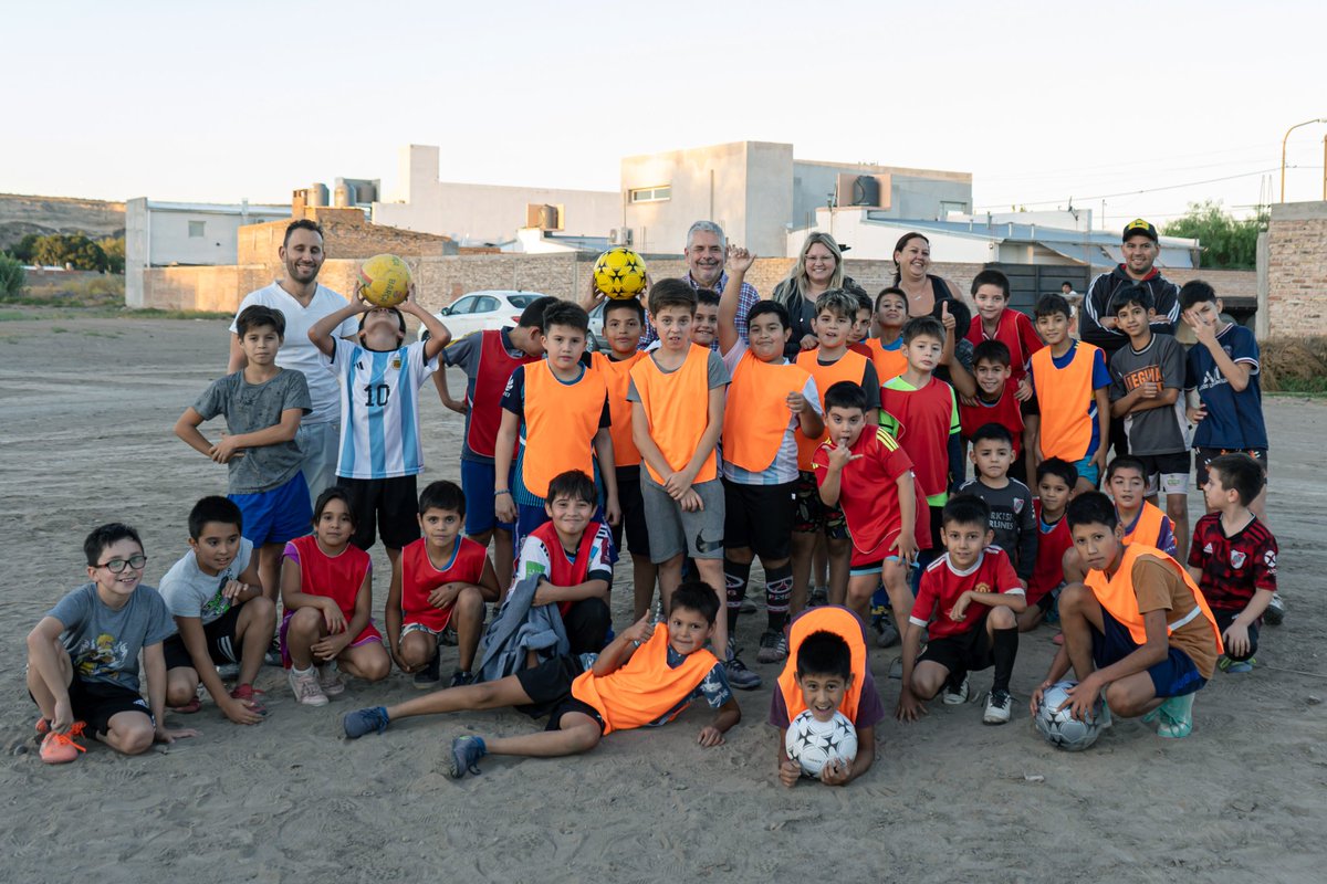 maxigarre's tweet photo. Con "Los Toritos" ⚽ en barrio #Matadero, mucho esfuerzo, dedicación, ganas de jugar y divertirse.
#CompromisoConRegina🧡 https://t.co/xYfGBvYA9p