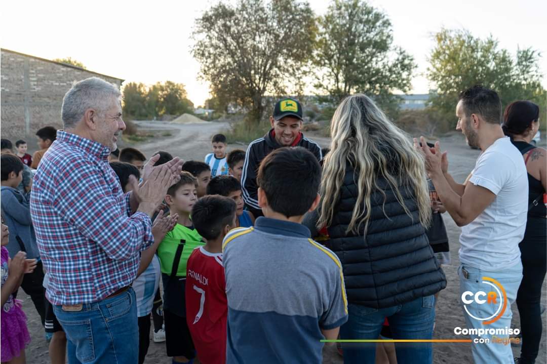 maxigarre's tweet photo. Con "Los Toritos" ⚽ en barrio #Matadero, mucho esfuerzo, dedicación, ganas de jugar y divertirse.
#CompromisoConRegina🧡 https://t.co/xYfGBvYA9p