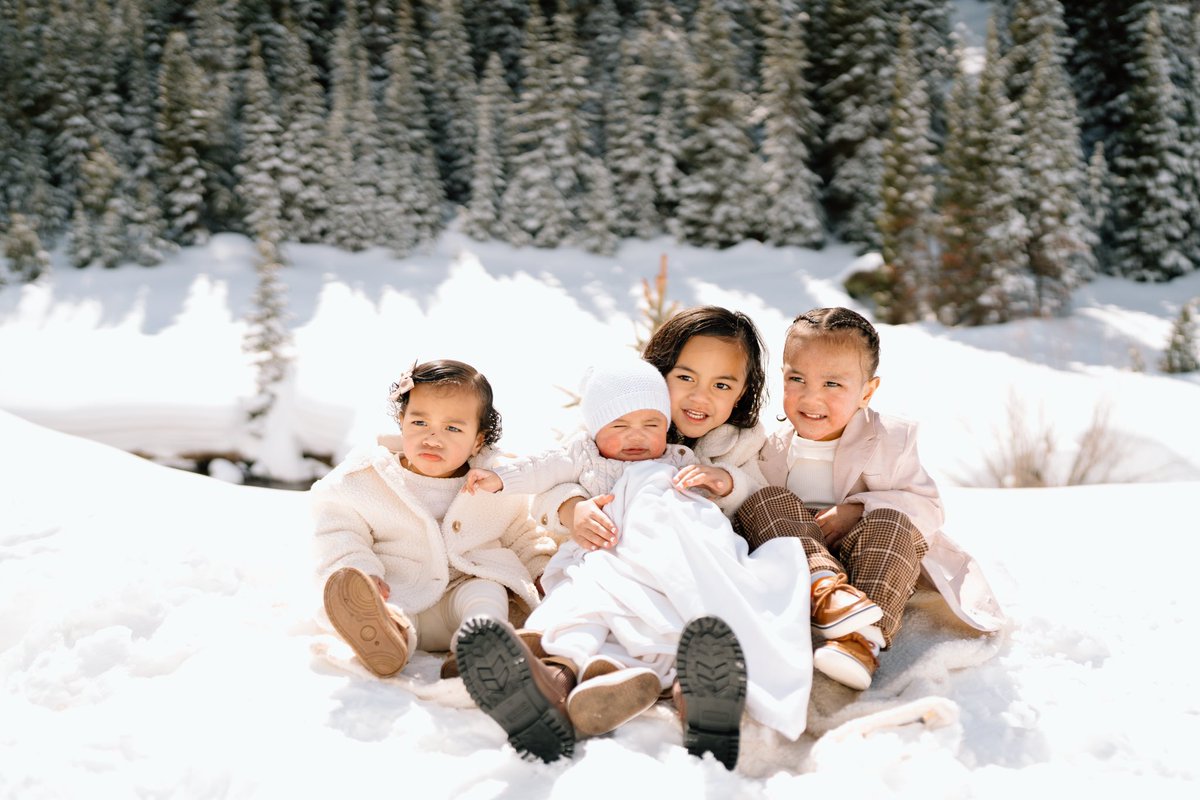 Vailolo104's tweet photo. OK BUT WINTER FAMILY PICTURES ARE MAGICAL!!✨#VailoloPartyOf6❤️ 

📸: @ilikuonephotos
MUA: @itsluulaa https://t.co/Dl5zw0KmAd