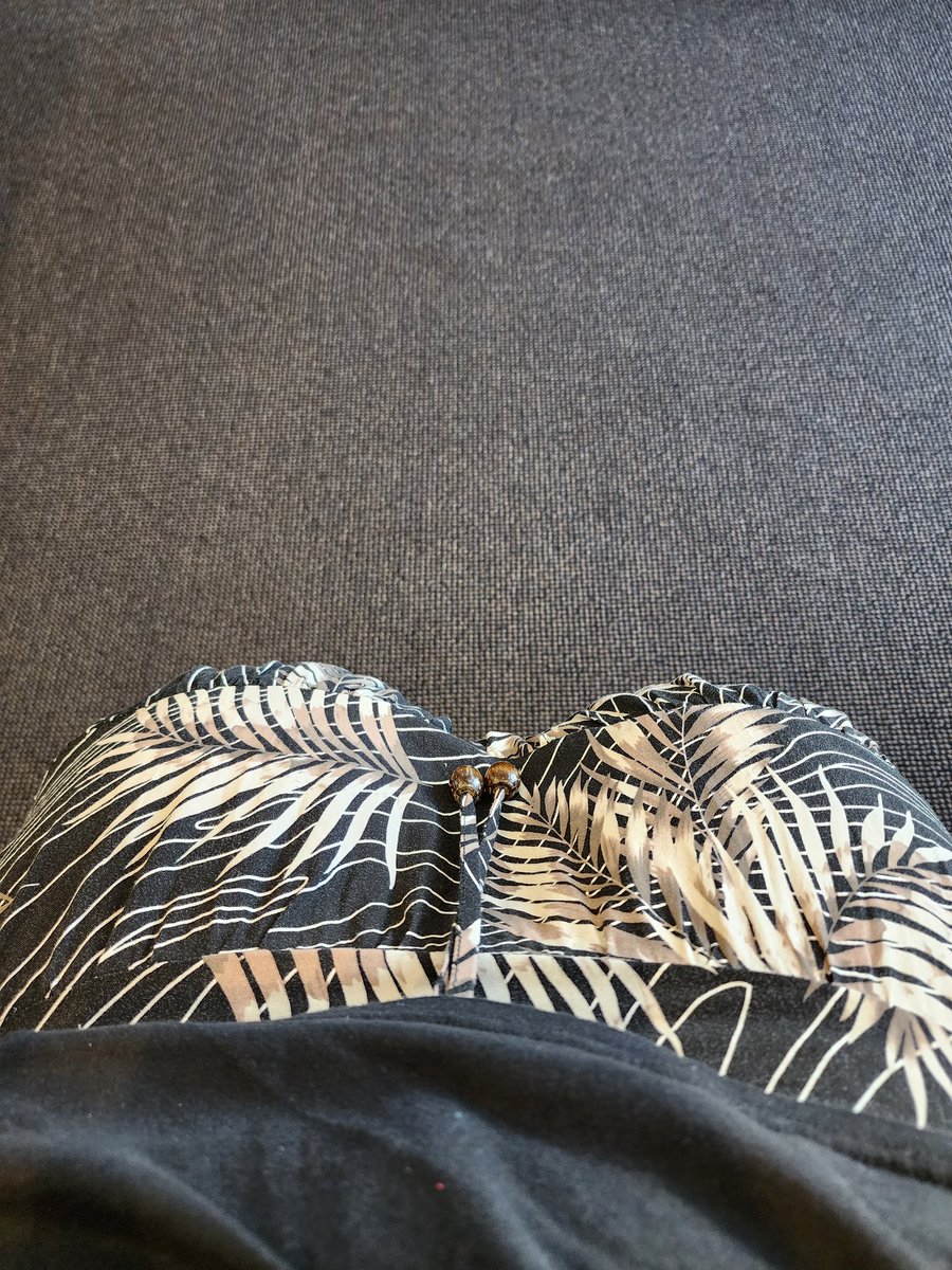 dragonflymsngr's tweet photo. Waiting room skirt.
6 mo #skincancercheck
I won't show you my feet as the #lymphoedema is rampant and the #DMARDS have destroyed my nails. I'd love to say I'm thriving, at the moment - existing and floating. Reality of #survivingcancer. #ThanksCancer #ThanksRA #keepingitreal https://t.co/eQgvGjp4Ym