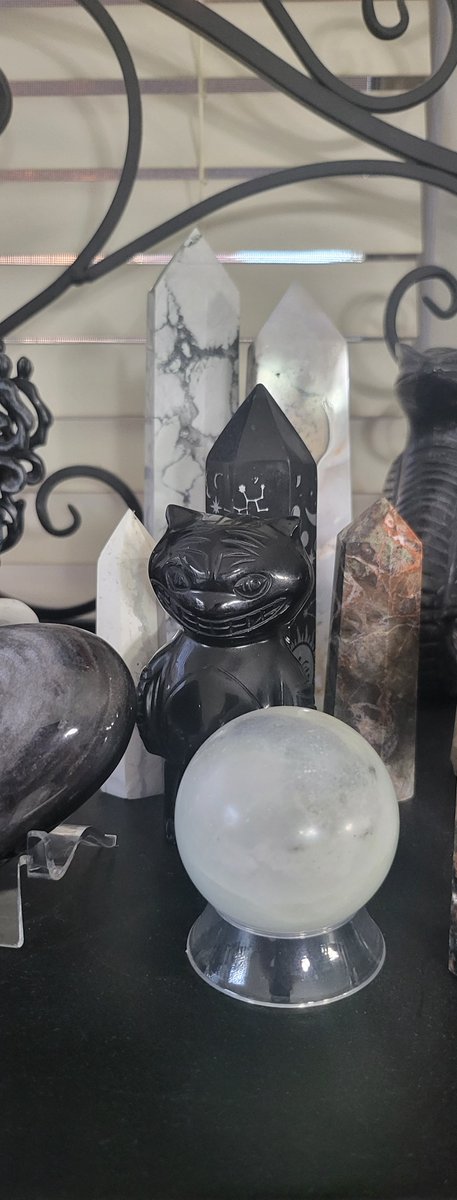 HeXxXteK's tweet photo. My @KitaroNFT town store purchase has arrived! Looks like the team threw in some extra goodies too 🔥 Couldn't be happier, great quality and arrived in two days! Looks like I got 1/50 for the Obsidian Kitaro Energy Crysyal, so 1st edition lets gooo!! #KitaroMadness #Kitarofam https://t.co/c7VAH5Ojo8
