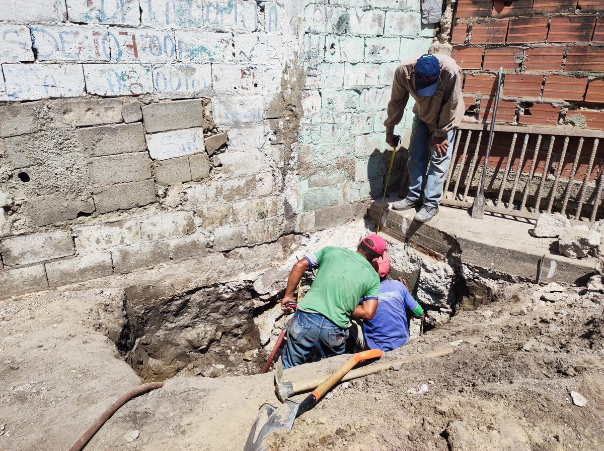 PSUVParroq_SG's tweet photo. Alcaldesa @johanitakenpo realizó supervisión y control de trabajo plan pre-lluvia, en Esteban Liendo Saman de Güere, para mejorar la salida de agua de lluvia mitigar inundación. Gracias al pdte @NicolasMaduro 
@Soykarinacarpio
#CorruptosTrasLasRejas
#MoralEnAltoCaigaQuienCaiga https://t.co/VuR9tsCTZp