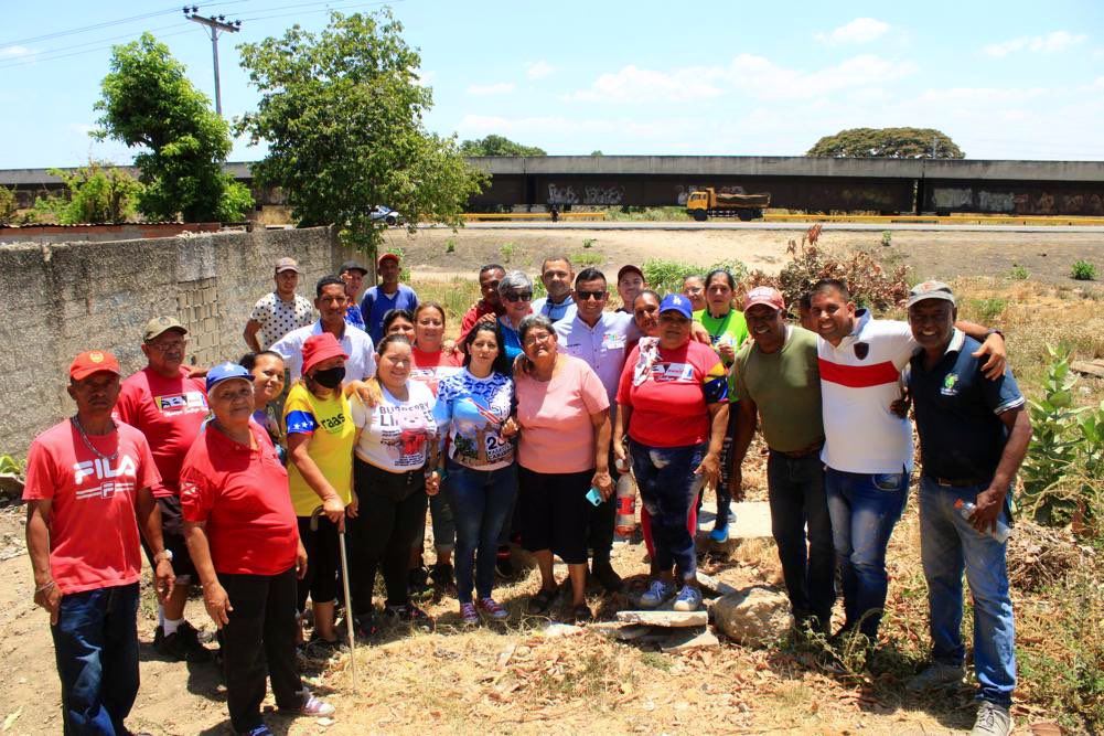 PSUVParroq_SG's tweet photo. Alcaldesa @johanitakenpo realizó supervisión y control de trabajo plan pre-lluvia, en Esteban Liendo Saman de Güere, para mejorar la salida de agua de lluvia mitigar inundación. Gracias al pdte @NicolasMaduro 
@Soykarinacarpio
#CorruptosTrasLasRejas
#MoralEnAltoCaigaQuienCaiga https://t.co/VuR9tsCTZp