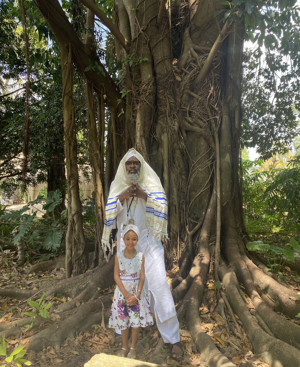 KhemBey913's tweet photo. Went out with the Dynasty to a Botanical Garden we saw a beautiful Old Banyan Tree et was a great day walking together with the dynasty. 13Love https://t.co/rZ0LIDU5Zn