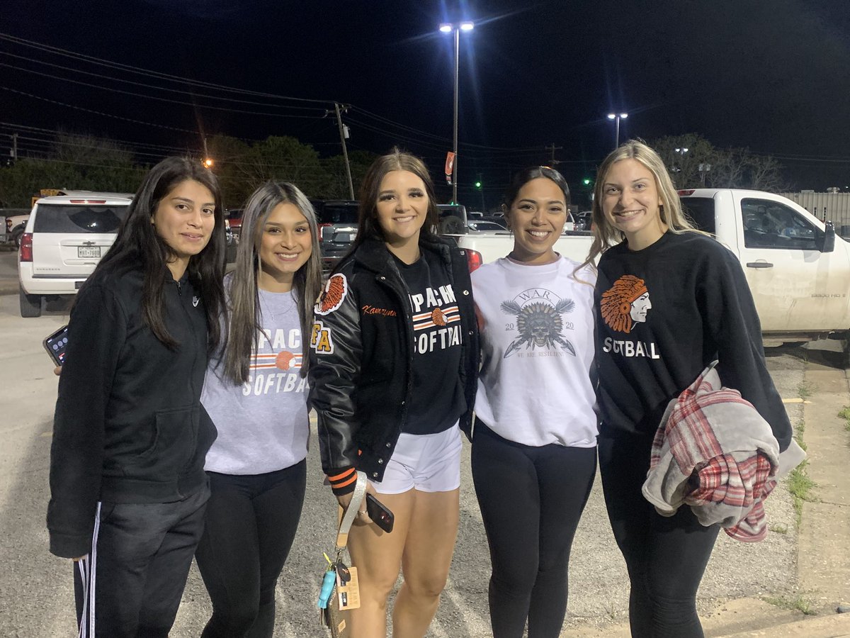 coachuribes's tweet photo. Love to see our @ApachesGHS supporting other @Apaches_GHS 🧡⚾️🧡🥎 #multisportathletes #apachefamily https://t.co/2BQiqz5DKd