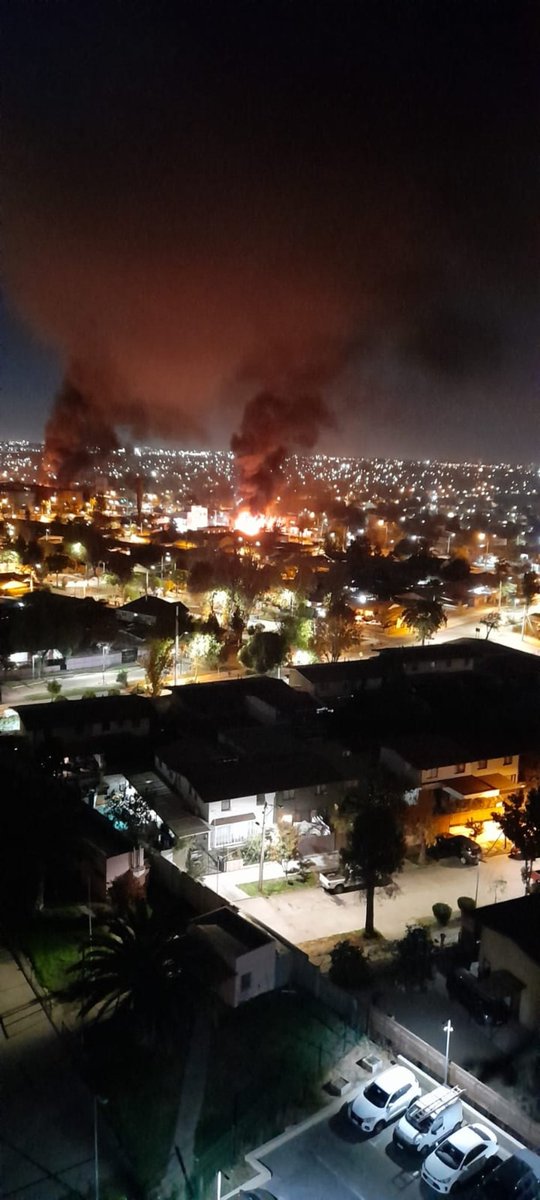 🔴🖤 AHORA! Dos buses incendiados, disparos a lxs pacxs impactados en sus vehiculos, lanzamiento de bombas molotov envolviendo en llamas los carros y barricadas incendiarias, todo esto, en la población Villa Francia, en este Dia del Joven Combatiente.