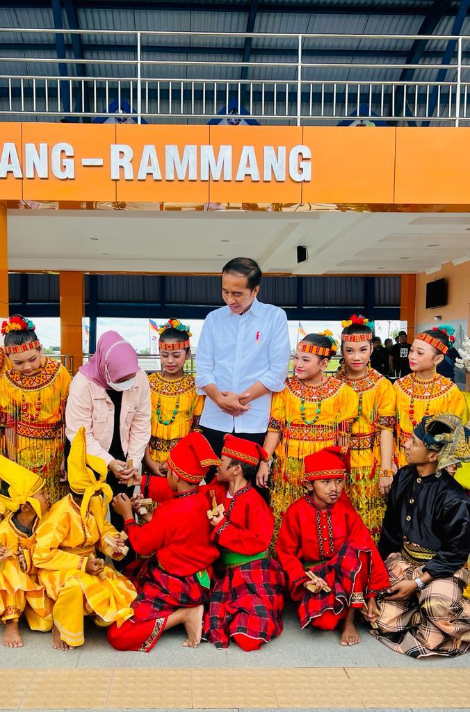 jokowi's tweet photo. Hari kedua di Sulawesi Selatan, saya masih akan ke Kab. Maros untuk meninjau panen raya padi dan mengecek Gudang Bulog Batangase.

Setelah itu, saya akan terbang menuju Kab. Luwu Timur meninjau tambang dan smelter serta meresmikan taman milik PT Vale Indonesia Tbk. https://t.co/krWuDbRDlK