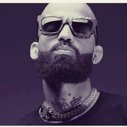 "Y yo con ella soy calle... 
Y la llevo pal' barrio donde papi vino"

#LetrasArcangel #ArcangelEnLetras #DmRemix #Arcangel #LaMaravilla #ArcangelColombia #Colombia #Imagen #Picture