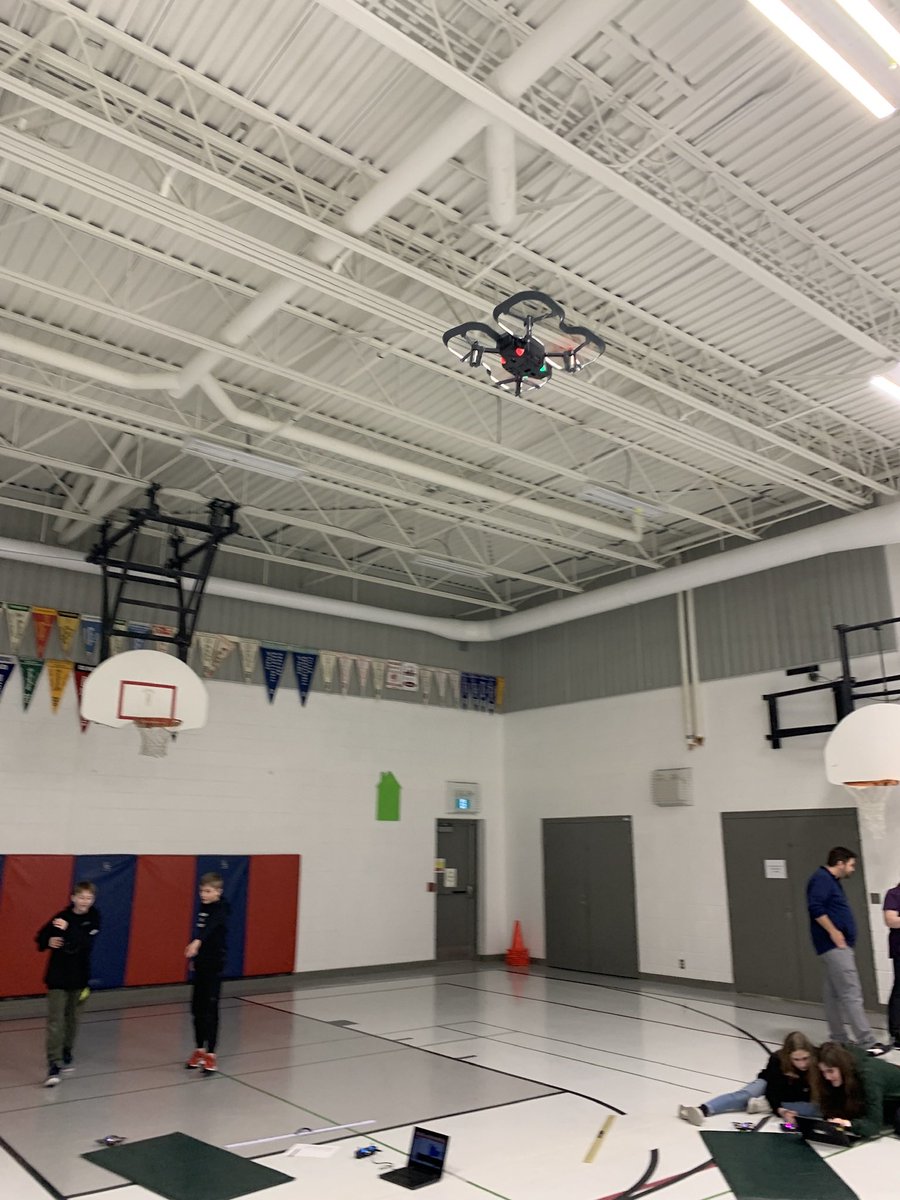 brigegoure's tweet photo. Les élèves sont concentrés à coder les #Codrone à traverser la rivière pour une livraison de médicaments #vol #drone #stim #engagement @EECStPhilippe https://t.co/fxNFf3kwG1