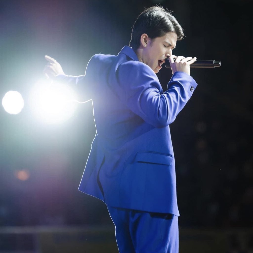 lavsdb's tweet photo. imagine during the prom celebration: the lights go off then biglang may kumanta ng “pangako sayo mahati man ang mundo—” tapos kyle pulls a surprise performance/attendance i—

#kyleecharri | @kyle_echarri ♡ https://t.co/i2Z95iY8Qd