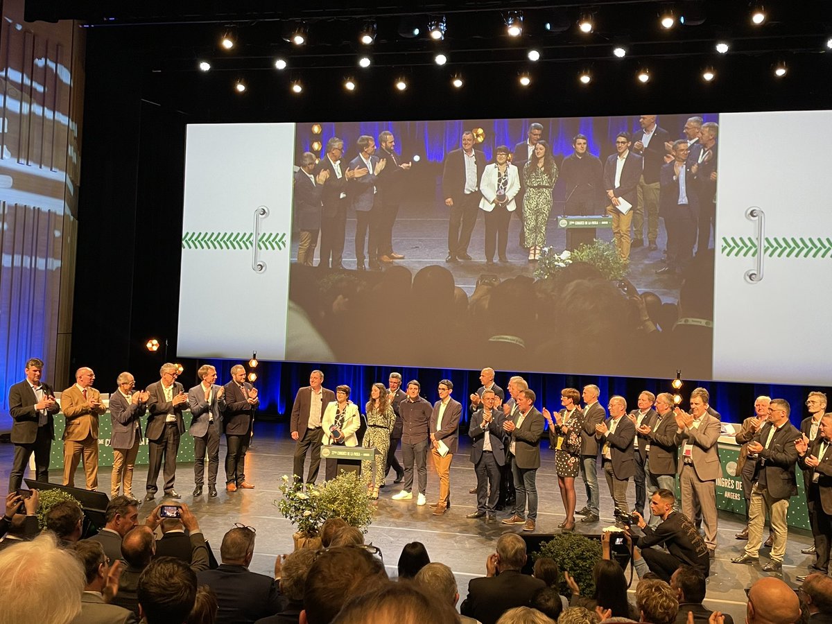 Merci @ChLambert_FNSEA 
Merci à la femme, à l’épouse, à la mère, à l’agricultrice, à la chef d’entreprise, merci pour cet engagement sans faille 👏🏻