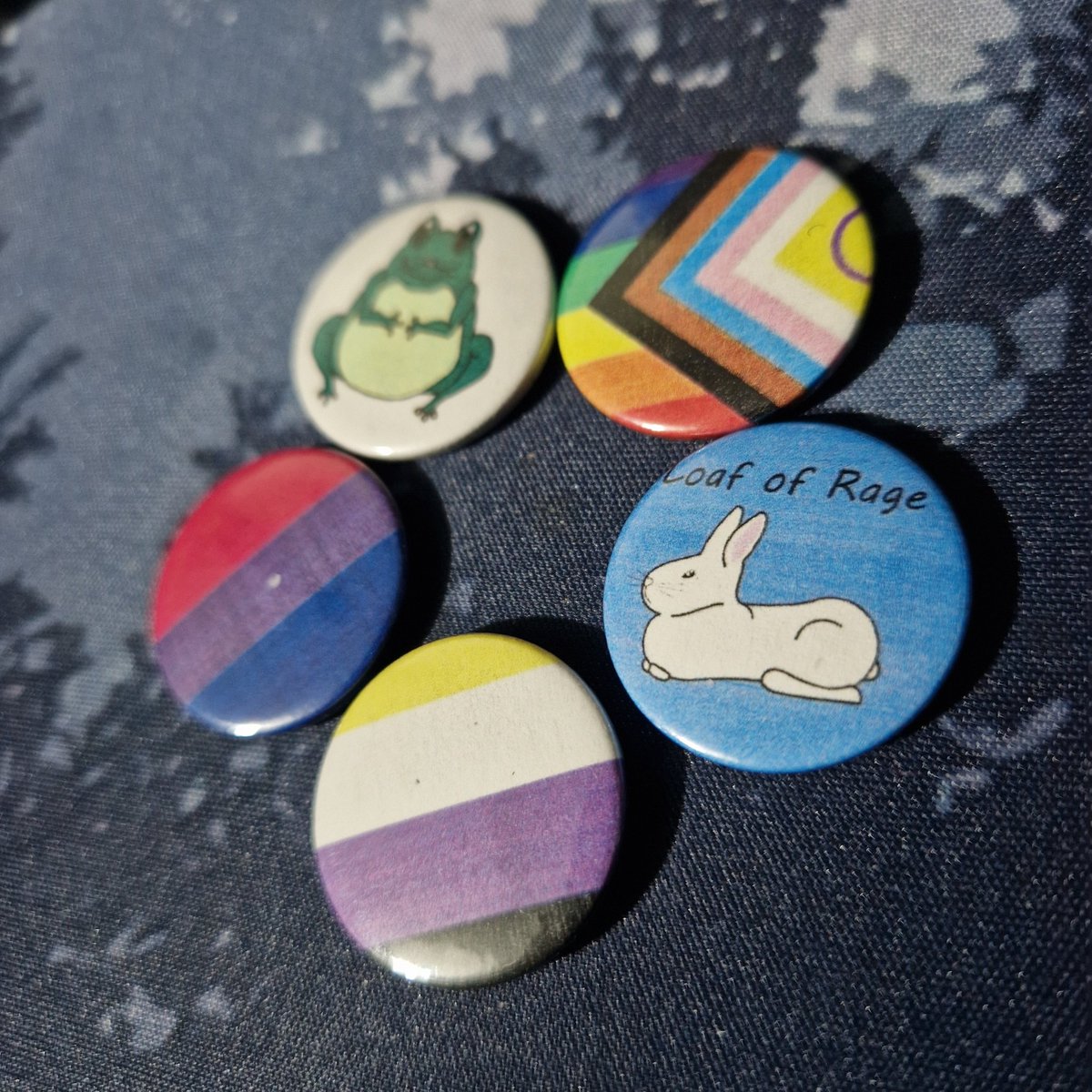 PlayWithClover's tweet image. I AM UNSTOPPABLE. 
#buttonbadge #prideflags #frog #bunny