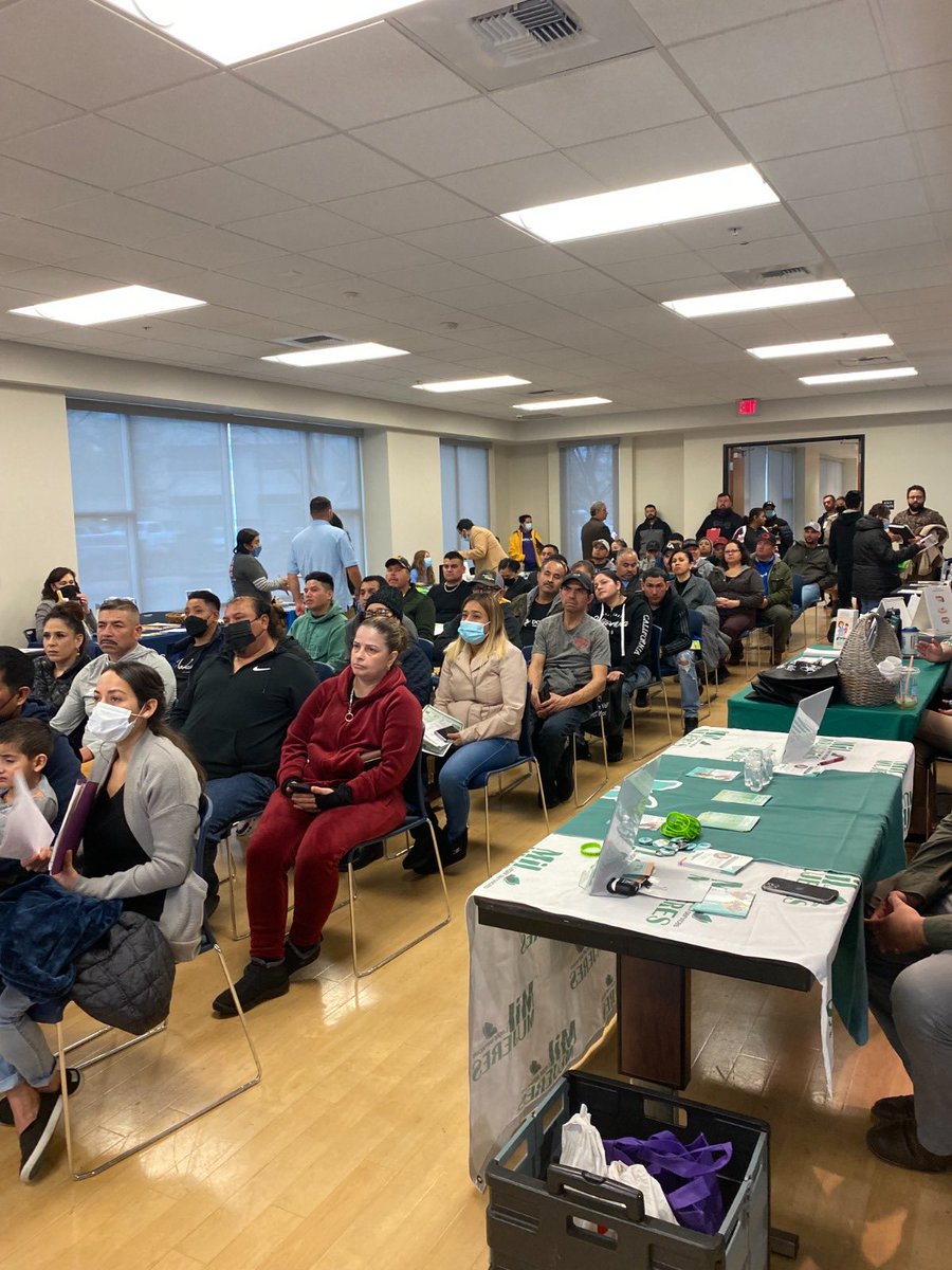 Lferrersilva's tweet photo. Exitosa feria de servicios en @ConsulmexSac, donde se atendieron a más de 180 personas interesadas en Alzheimer, fraudes, adicciones, energías limpias, bolsa de trabajo. Se aplicaron vacunas y pruebas Covid, evaluación dental, cobertura de seguros, glucosa. #IME_SRE #VDS #VAF https://t.co/3IwQl896Jj