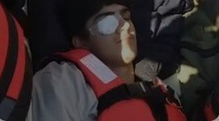 Zanyar Tondro ist 17, demonstrierte, Regimeschergen schossen in seine Augen, er hat Geschosse im Körper, die Familie wurde bedroht, sein Vater nahm ihn, flüchtete. Nun hängt er ohne medizinische Hilfe fest in einem türkischen Flüchtlingscamp, von Abschiebung bedroht. #MahsaAmini