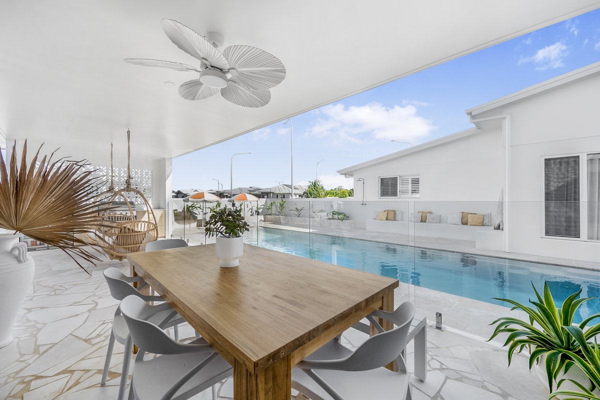 top_snap's tweet photo. Stunning Narellan Pools design in Burdell 💙
.
.
📷 Neil - Top Snap Townsville
#topsnap #photography #realestate #realestatephotography #marketing #pool #poolphotography #pooldesign #dusk #sunset #townsvillecity #townsville #qld https://t.co/Ec0hNjYB9Y