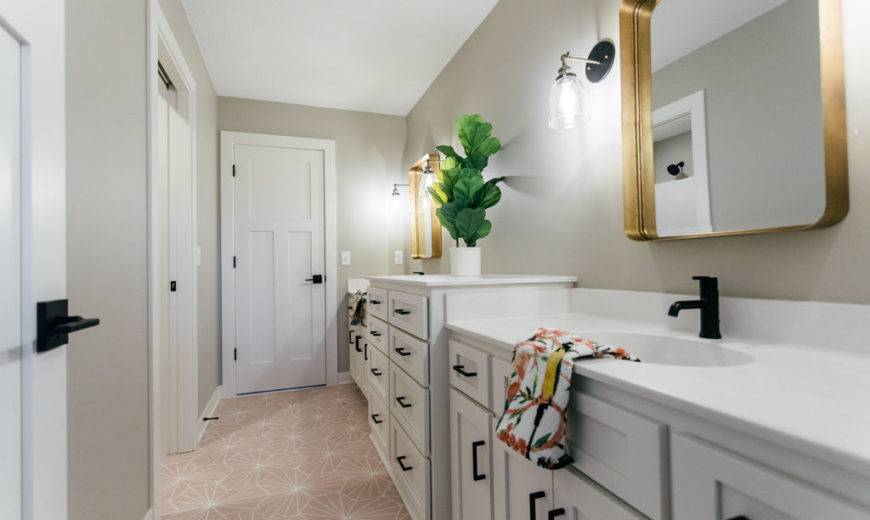 Inspiration for a Jack and Jill Bathroom
White door + black hinges
#bathroomdesign #bathroomdecor #bathroomrenovation #bathroomstyle #bathroomdetails #bathroomcabinet #kitchendoor #pantrydoor #stormdoor #antiquedoor #bedroomdoor #naturalwood #refinished #refinisheddoor #hinges