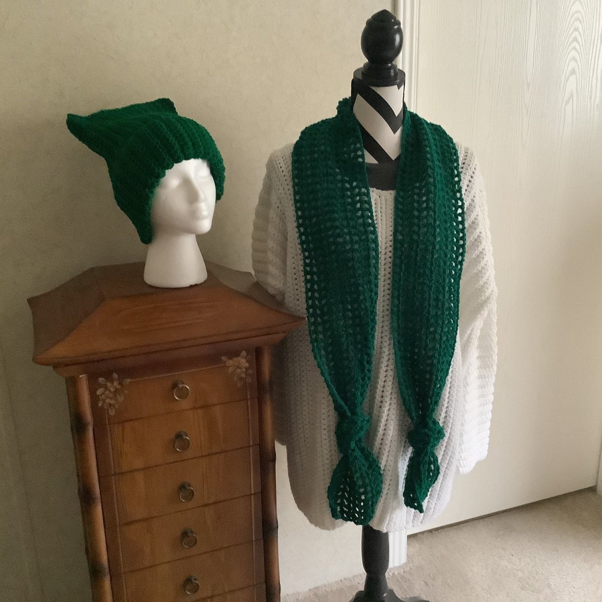 sj_greene's tweet image. Paddy Green Hat and Knotted Scarf set, One size, Great Gift Idea Teen/Adult, Machine Wash/Dry, Ready To Ship, Free Shipping, Made in USA tuppu.net/a340ab5e #YarnQueens #Etsy #StainResistant