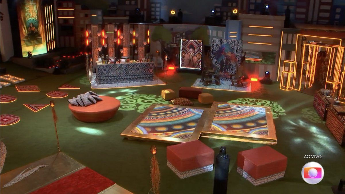 africanize_'s tweet photo. NÃO FIZERAM UMA PESQUISA PARA TRAZER REALEZAS AFRICANAS, DECORAÇÃO ALÉM DE TRONOS, ESTAMPAS, TOCHAS E MÁSCARAS TRIBAIS?

Raso. #BBB23 https://t.co/OkymyDi6bz