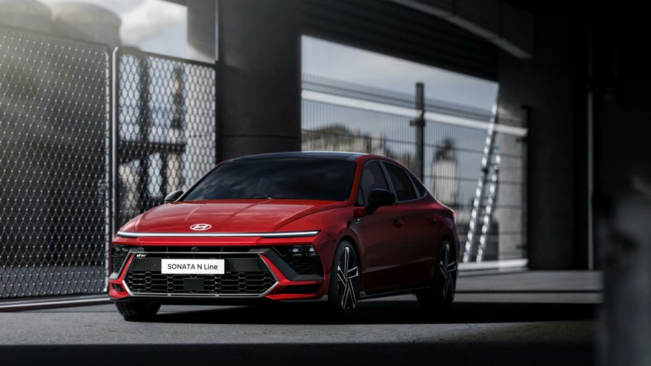 Autocosmos's tweet photo. En @HyundaiMotorMex ๐ฆ๐ผ๐ป๐ฎ๐๐ฎ ๐ฎ๐ฌ๐ฎ๐ฏ ๐คฉ debuta la nueva insignia de #Hyundai sobre el cofre ๐๐ป Ademรกs, hay pequeรฑas diferencias si es el #Sonata normal o el #SonataNLine, que acrecientan la deportividad del segundo ๐๐ https://t.co/zJ4L6vlKqu https://t.co/sHY4ldeCpk