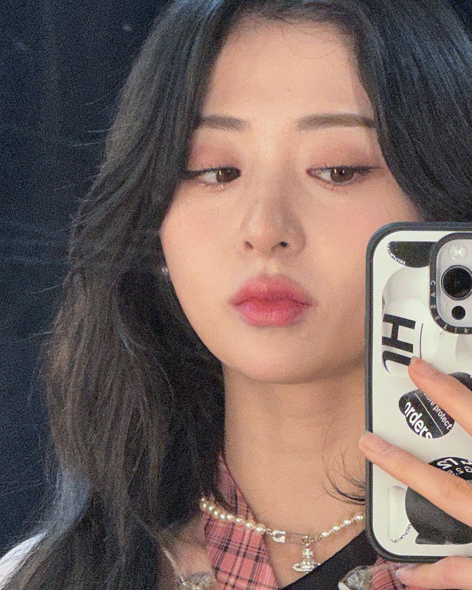 A wink o___< and mirror selfie for for those of you who miss me. 😋