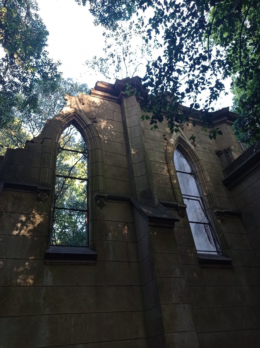 MPaulaCarnevale's tweet photo. #ojivas por doquier. Una arquitectura increíble siendo construida en el medio de la nada, en otro siglo, con materiales extraordinarios.
(Si ven corazones o cintas en los árboles es porque se hacen muchas producciones de fotos diversas en el lugar) https://t.co/WOXT7oT94R