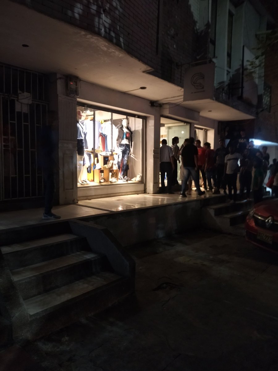 DubanMuoz12's tweet photo. Dos asaltantes ingresaron a un local ubicado en la Cl 72 #41B-103, Nte. Centro Historico, a robar. durante el forcejeo entre el delincuente y el estudiante lo que sucede después es lamentable.
#Inseguridad https://t.co/Da88ANATI9