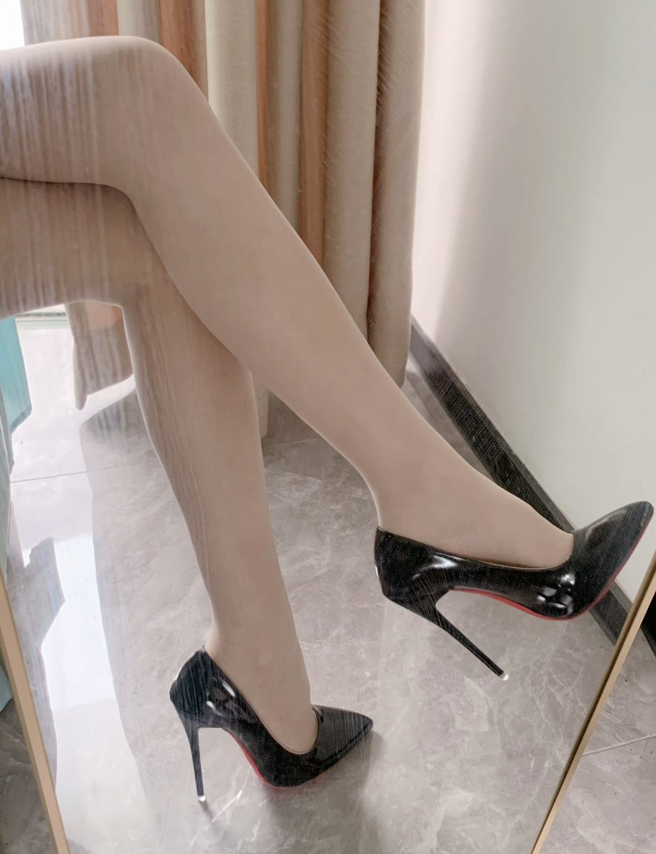 xjd813864's tweet photo. 咱就是说 选丝袜的眼光没谁了 我不说 你能看出我穿袜了？#原味丝袜 #袜子 #腿腿 #美腿丝袜 #脏袜子 https://t.co/qMdmKxVrd3