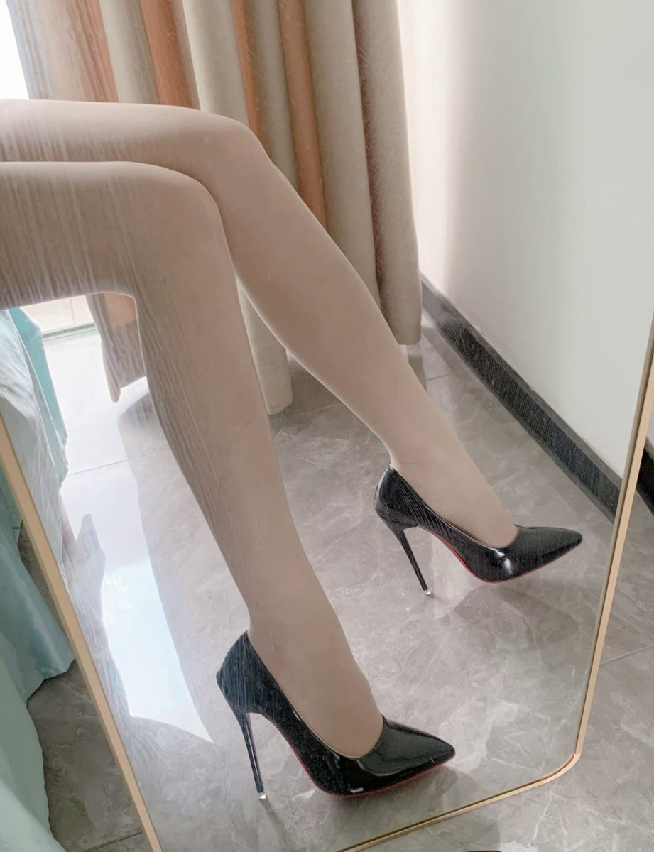 xjd813864's tweet photo. 咱就是说 选丝袜的眼光没谁了 我不说 你能看出我穿袜了？#原味丝袜 #袜子 #腿腿 #美腿丝袜 #脏袜子 https://t.co/qMdmKxVrd3