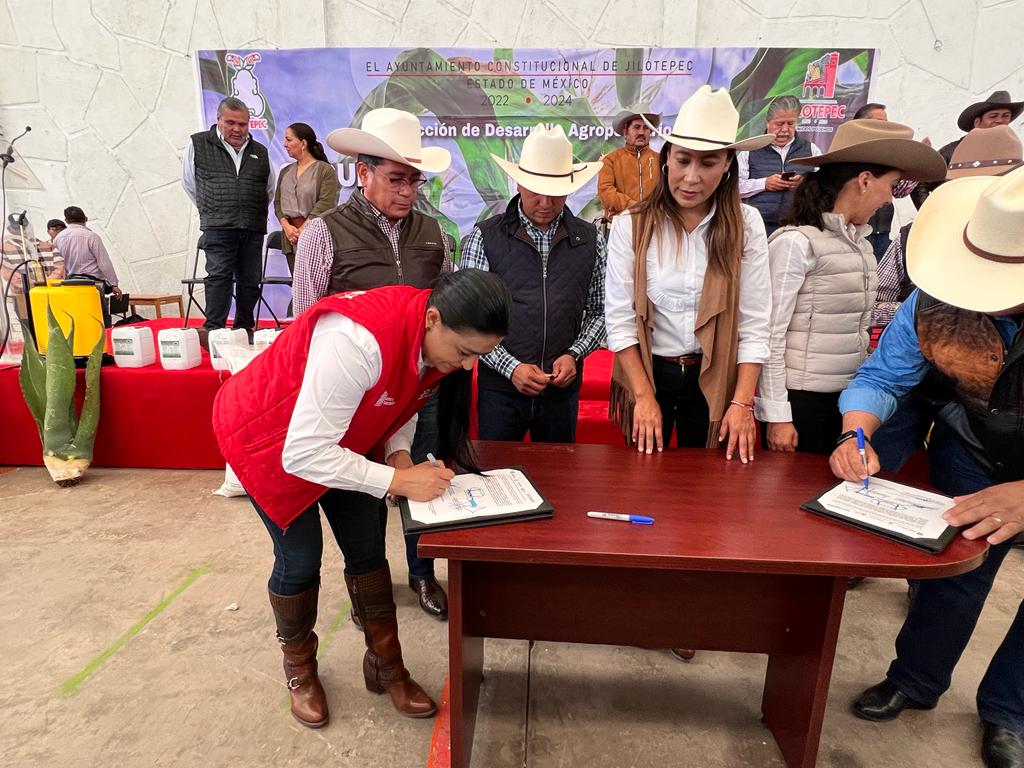 MarisolGlezT's tweet photo. Con enorme gusto, acompaño a la Maestra @LetyMejiaOfic en la entrega de apoyos agrícolas y firma del convenio de #CampoLimpio marco del Segundo Foro de Maíz en #Jilotepec.
Sumando esfuerzos continuamos trabajando en beneficio de nuestro #CampoMexiquense.
@CampoEdomex
#DGSICA https://t.co/XyNfECNl5e