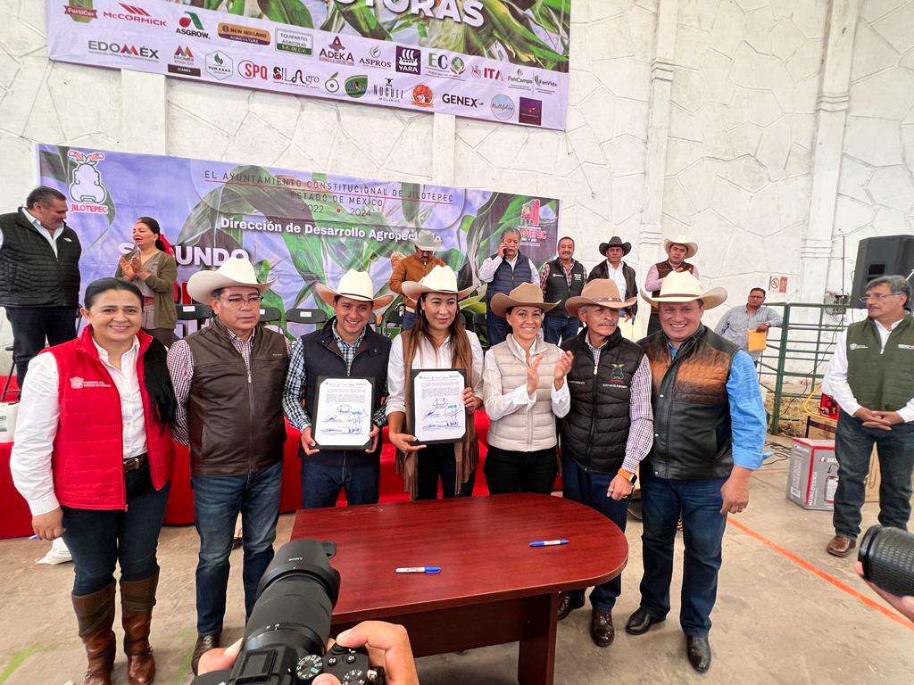 MarisolGlezT's tweet photo. Con enorme gusto, acompaño a la Maestra @LetyMejiaOfic en la entrega de apoyos agrícolas y firma del convenio de #CampoLimpio marco del Segundo Foro de Maíz en #Jilotepec.
Sumando esfuerzos continuamos trabajando en beneficio de nuestro #CampoMexiquense.
@CampoEdomex
#DGSICA https://t.co/XyNfECNl5e