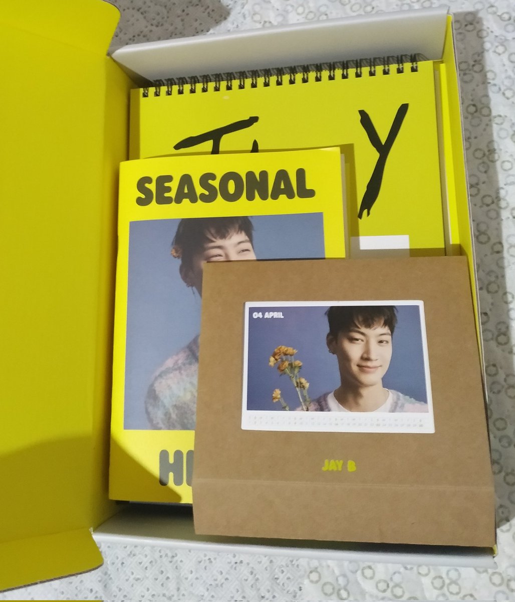 choitwojae's tweet photo. Feedback super positivo para @0201sell dessa vez por trazer para a minha coleção o incrível Seasonal Hiatus do Jay B. Chegou perfeito aqui em casa. Super bem embalado e com brindes fofinhos. O tanto que vocês colaboram para a minha vida de collector 🥹🥰 #0201feedback https://t.co/eU7rTdLhZg