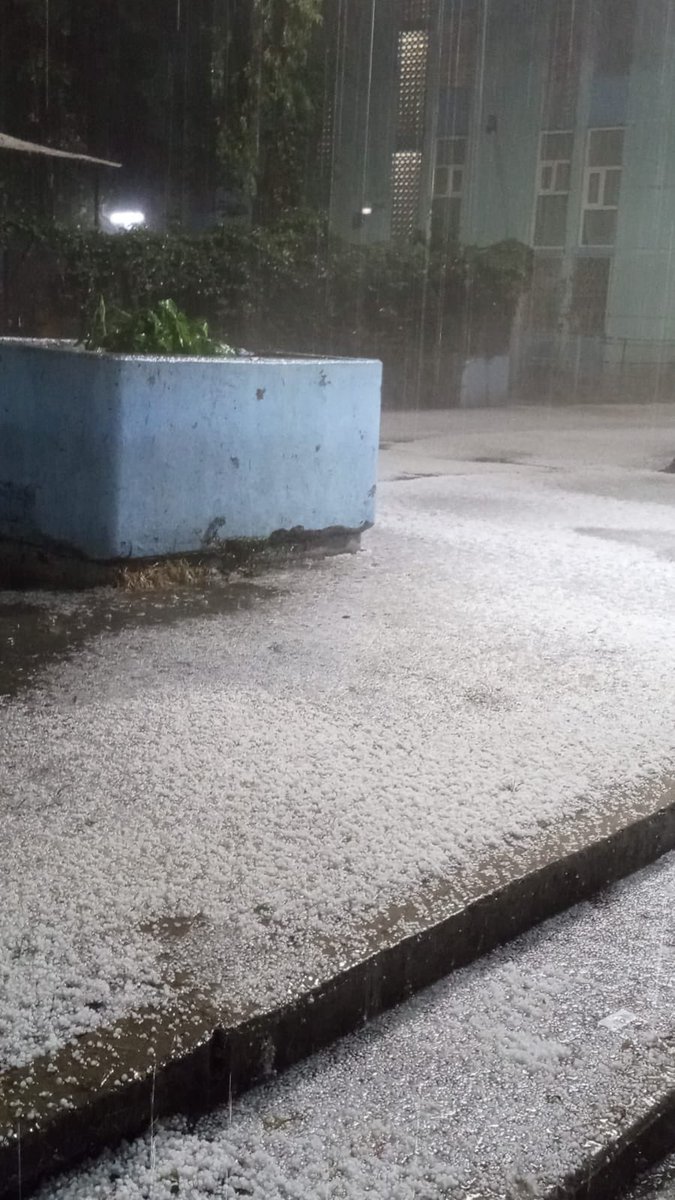 Así es como luce la unidad Infonavit Iztacalco <a href="/IztacalcoAl/">Alcaldía Iztacalco</a> en el transcurso de la tormenta eléctrica con caída de granizo de esta noche. 

Vecinos de diferentes secciones nos comparten las siguientes imágenes.