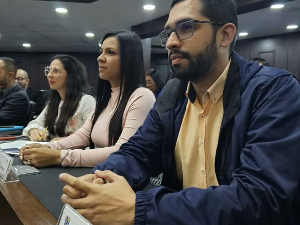 #EnFotos📸 || #Ayer 📆#28Mar Junto a mis Camaradas Diputados <a href="/Yurami_PSUV/">Yurami Quintero</a> <a href="/ferbastidasc/">Fernando Bastidas Calderón</a>  y <a href="/YonderDuran/">Yonder Duran</a> desde el Hemiciclo del Palacio Federal Legislativo 🏛️ , participamos en la sesión ordinaria de la @asamblea_ven 🇻🇪
#CastigoALosCorruptos
#CorruptosTrasLasRejas