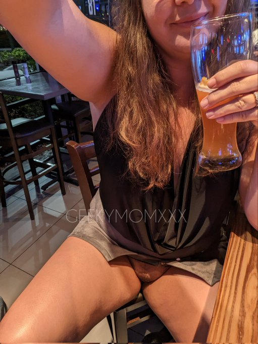 A Milf sits down at the bar annnnd __________??? 👀 Choose your adventure 🤣 https://t.co/vRmbqvVBIJ