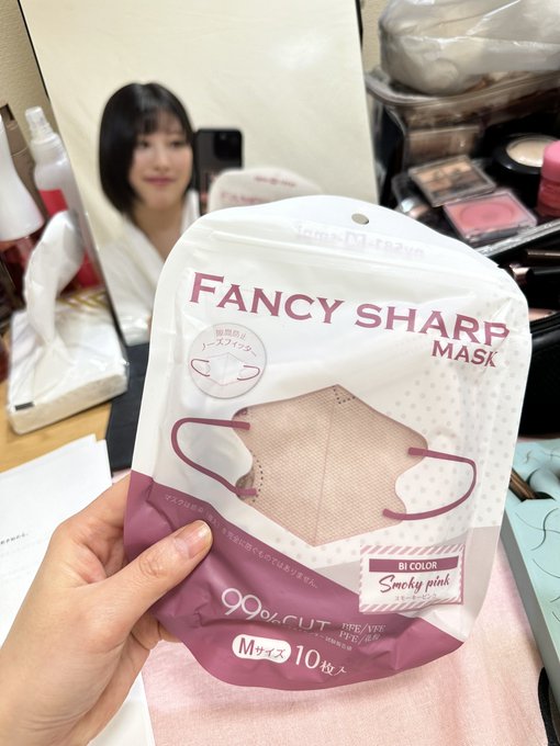 面長の人におすすめの小顔に見せるマスクだって！どう？？春だからスモーキーピンク🌸  目のギリギリ下まで面積あるから小顔に見える仕組みなのかも！よく覆えてるっていう意味で花粉症の私にはぴったり😝 あなたは何色にする？？  https://t<a href="/tag/fancysharpmask"class="tags"><span>#fancysharpmask</span></a>