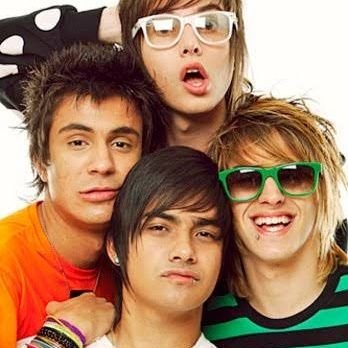 DeCavichiolo's tweet photo. Vou cantar, até você ouvir .. #voltarestart @pelanza @eupelu @kobarestart @thomasrestart 💜💗💛💚💙🧡🖤🤎🤍 vocês voltem logo .. preciso ir num show de vocês https://t.co/3FP6lkpdEy