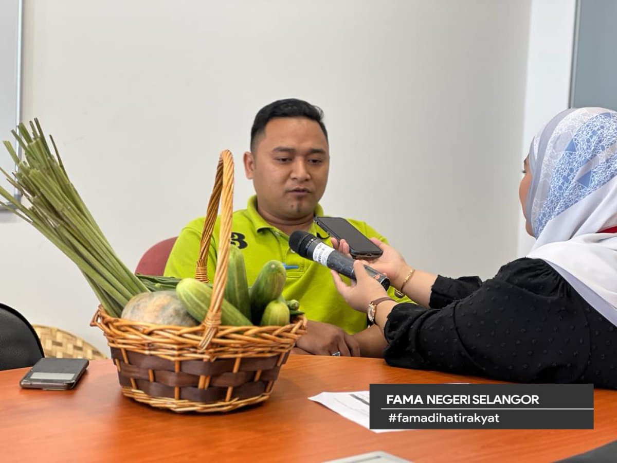 FAMASelangor's tweet photo. Dengarkan di radio Nasional fm jam 12.30 tengahari, frekuensi 100.9 Mhz
#famadihatirakyat
#famanegeriselangor
#KitaSelangor
#MalaysiaMADANI
#cukupdanterjamin
#IntervensiFama
#Nasionalfm https://t.co/ClKFyIj6YP