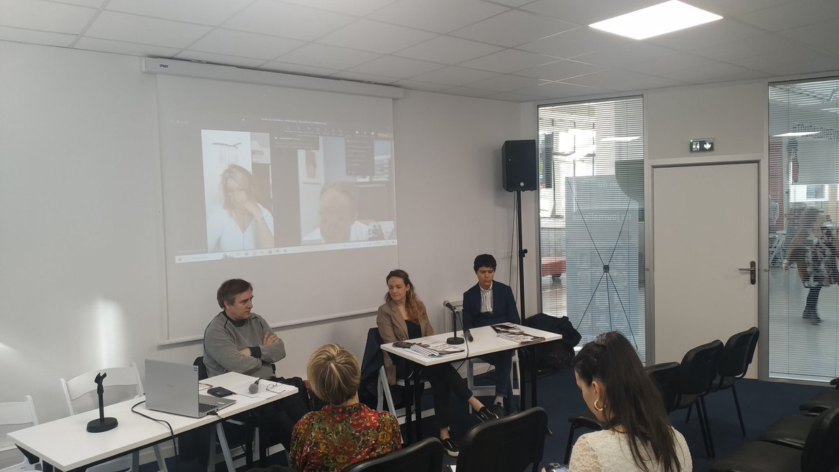 Table ronde aux #Assises du journalisme de #Tours : Covid long, une ageusie journalistique
Animé par <a href="/ArnauddMercier/">Arnaud Mercier</a>, avec les journalistes <a href="/anaisbard/">Anaïs Bard</a> et <a href="/nicolasberrod/">Nicolas Berrod</a> , le médecin <a href="/Jerome_Larche/">Jérôme Larché</a> et Sandra Guerrero, présidente de l'association <a href="/apresj20/">ApresJ20 - Association Covid Long France</a>