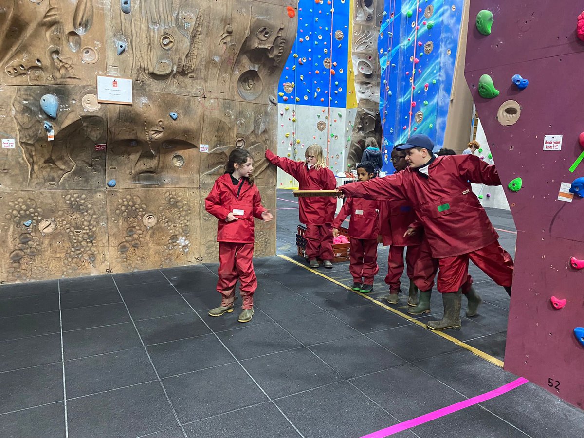 SevernPrimary's tweet photo. Group 1 displaying good teamwork and perseverance on day 1! #SummitRock #SevernTakeSummit https://t.co/i52V4Unw48