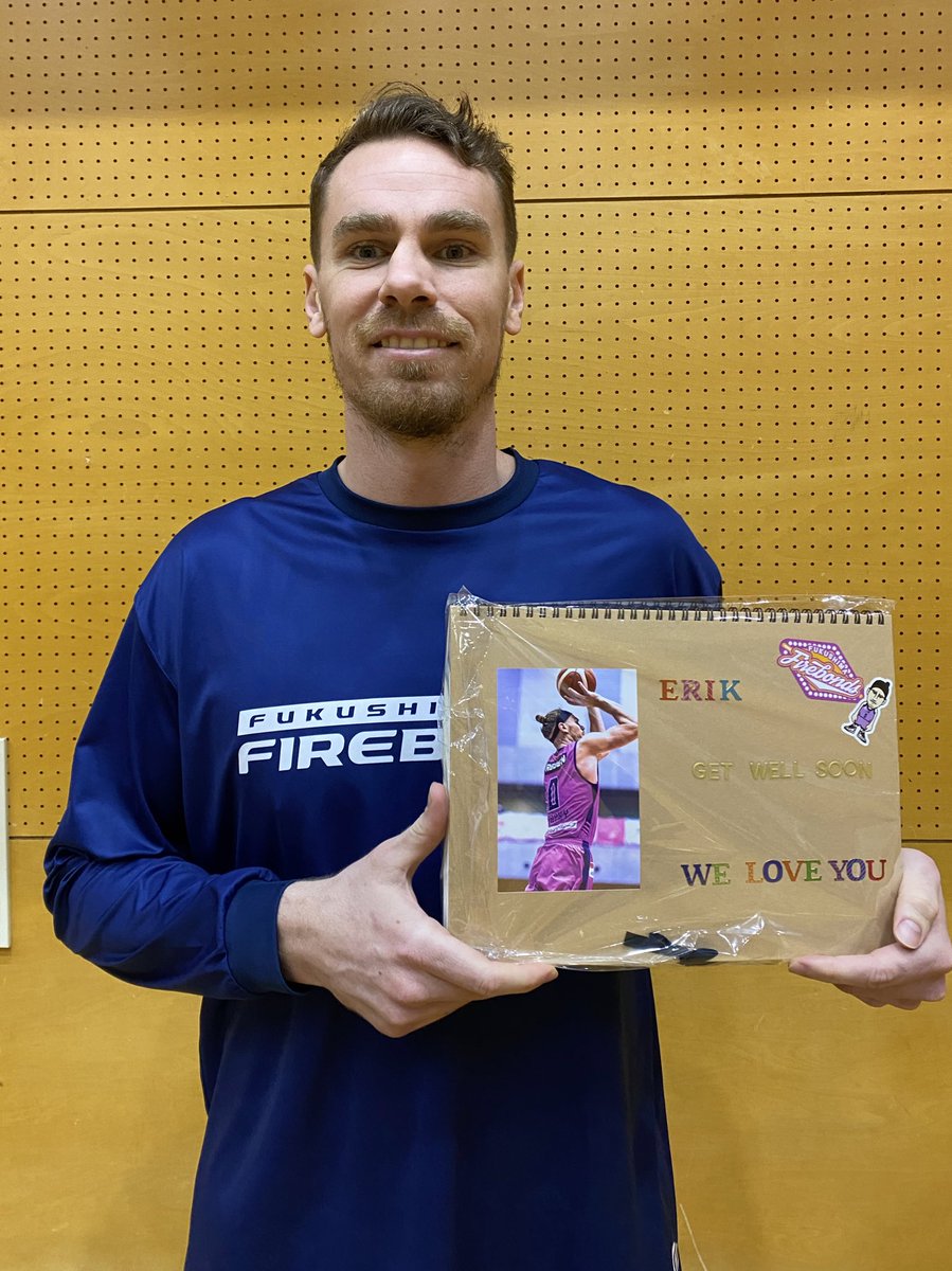 firebonds's tweet photo. #BONDSFAMILY の皆さんから、リハビリ中の #エリックマーフィー 選手へ応援メッセージブックをいただきました📚💜
エリックから皆さんへ御礼のメッセージです🎥

「いつもファンの皆さんのサポートに感謝しています。温かい言葉をもらって愛を感じました。アリガトウゴザイマス！」

#firebonds https://t.co/SgeKcbWtPM