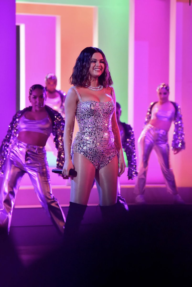 SelenaGFanFever's tweet photo. 24 Noviembre 2019
#SelenaGomez interpretando #LookAtHerNow en los #AMAS2019 https://t.co/zMe9dsHUCi