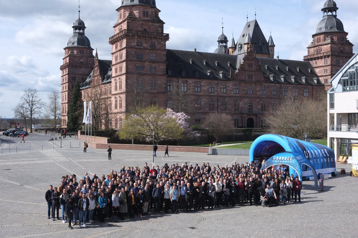 300 Participants of #HardProbes2023 gather at #UrknallUnterwegs mobile exhibition. Connecting basic science and the public. Organized by @WWU_Muenster , <a href="/FAIR_GSI_de/">FAIR GSI - @FAIR_GSI_de@helmholtz.social</a> and outreach with #netzwerkteilchenwelt <a href="/tudresden_de/">TU Dresden</a> <a href="/Weltmaschine/">LHC-Kommunikation</a>