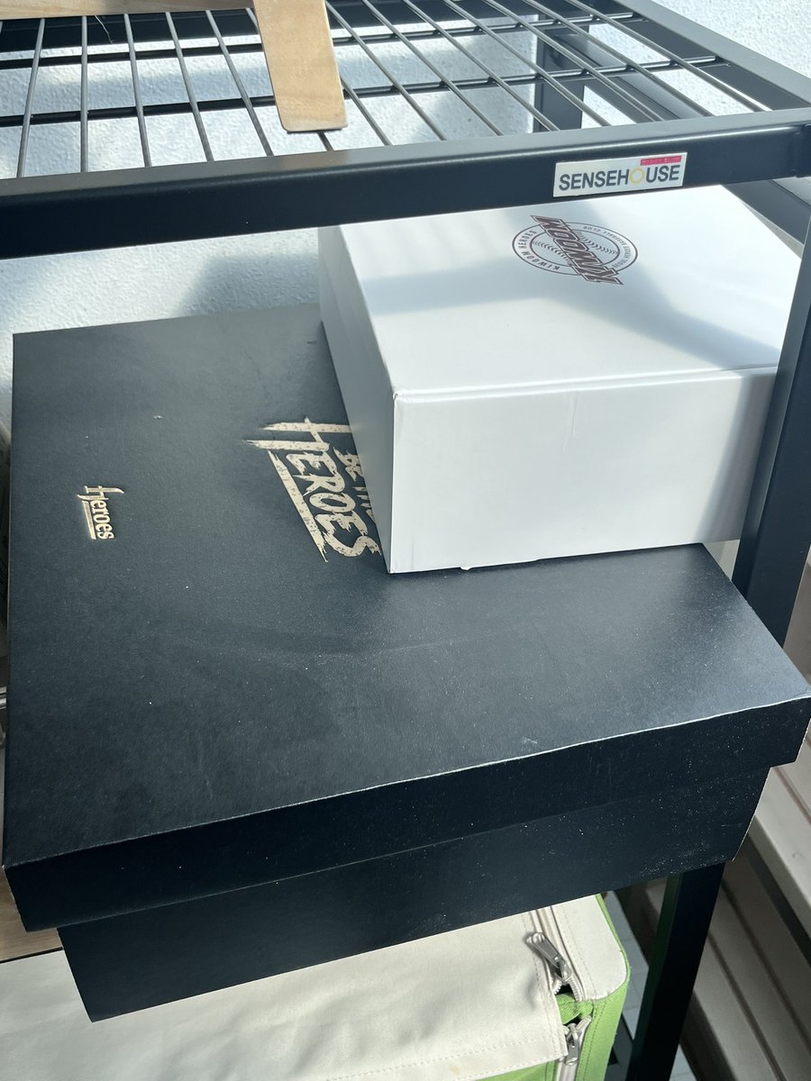 heroeszz6's tweet photo. 근데 구성품에 포함된 <BOX> 치고는 작년에 비해서 너무 작은거 아녜요?ㅋㅋㅠㅠㅠ https://t.co/MEQaefQtmQ