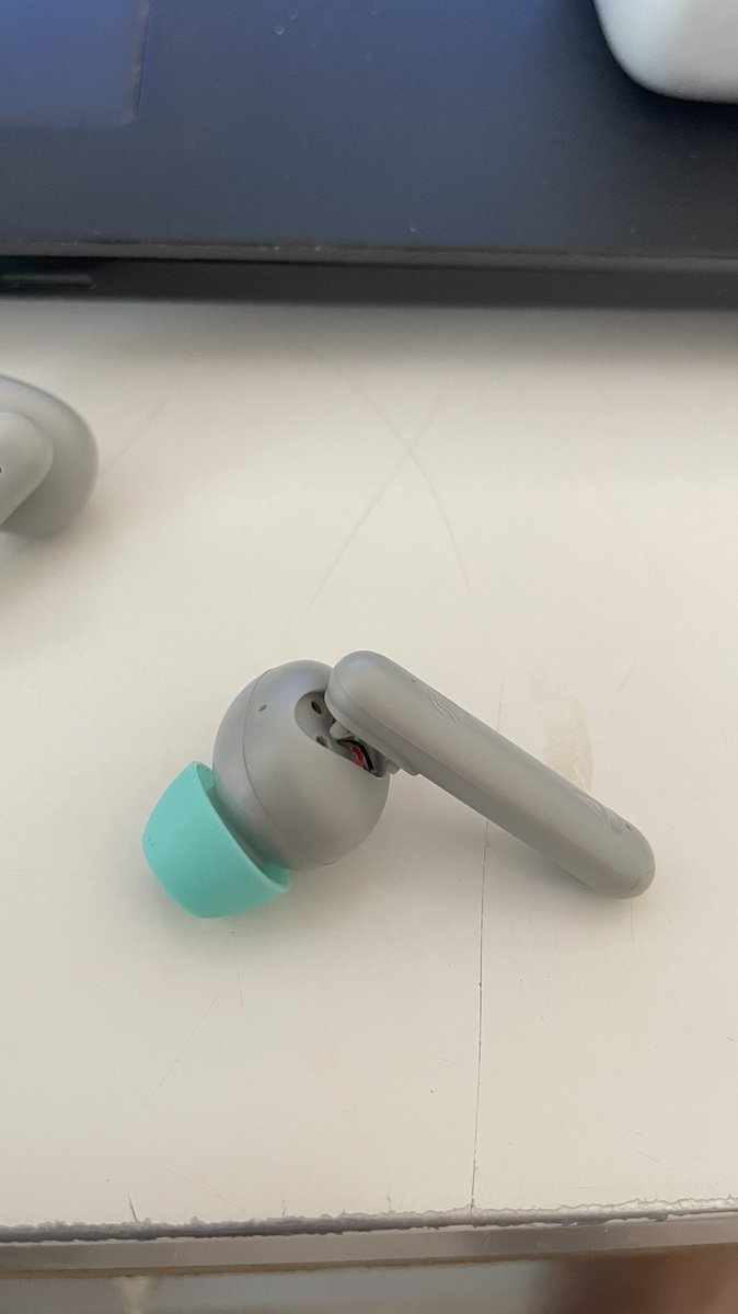 ADEE_Show's tweet photo. @amangupta0303 @RockWithboAt #boat #earphones was promised order will get delivered on 28th, delayed to 30th, I received it today, but what am I supposed to do with this? Colour is different, product is damaged, the product box is not there, it looks like already used https://t.co/cnWTIGamhD