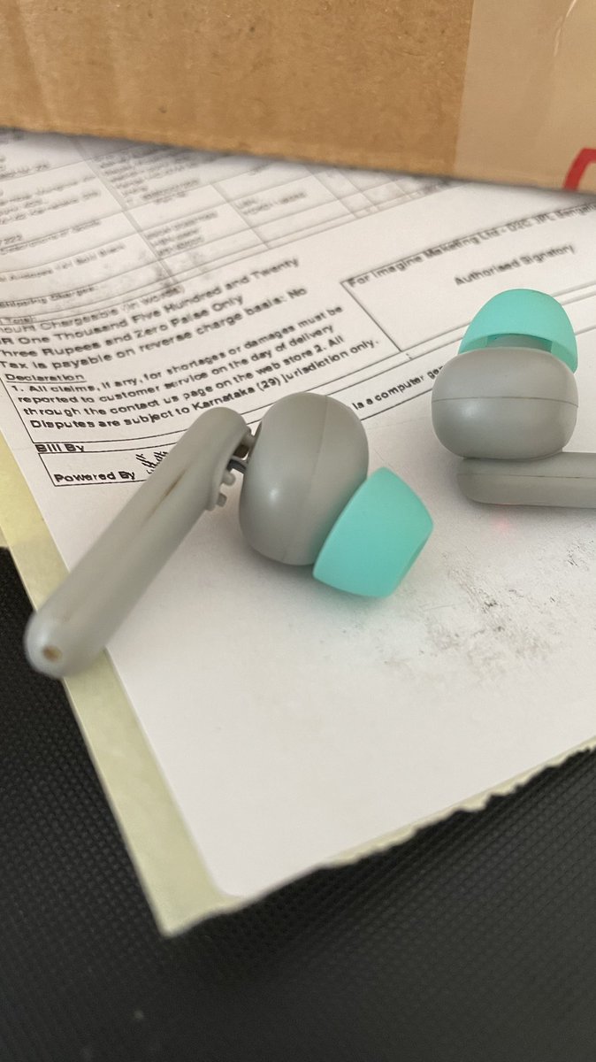 ADEE_Show's tweet photo. @amangupta0303 @RockWithboAt #boat #earphones was promised order will get delivered on 28th, delayed to 30th, I received it today, but what am I supposed to do with this? Colour is different, product is damaged, the product box is not there, it looks like already used https://t.co/cnWTIGamhD