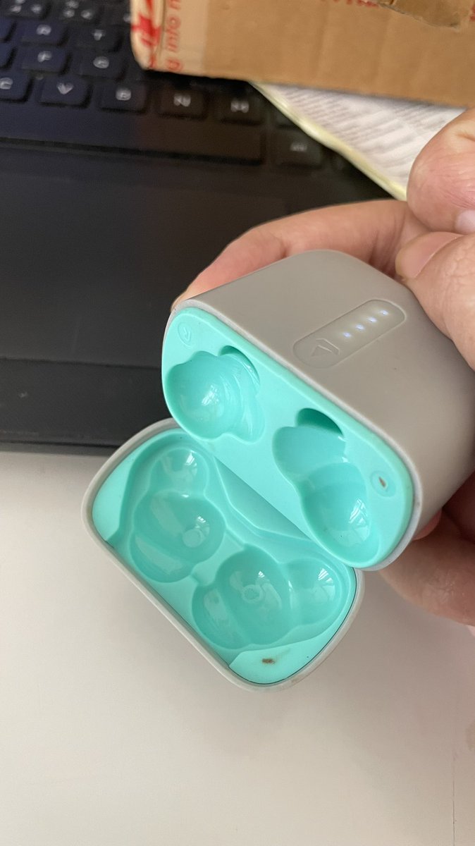 ADEE_Show's tweet photo. @amangupta0303 @RockWithboAt #boat #earphones was promised order will get delivered on 28th, delayed to 30th, I received it today, but what am I supposed to do with this? Colour is different, product is damaged, the product box is not there, it looks like already used https://t.co/cnWTIGamhD