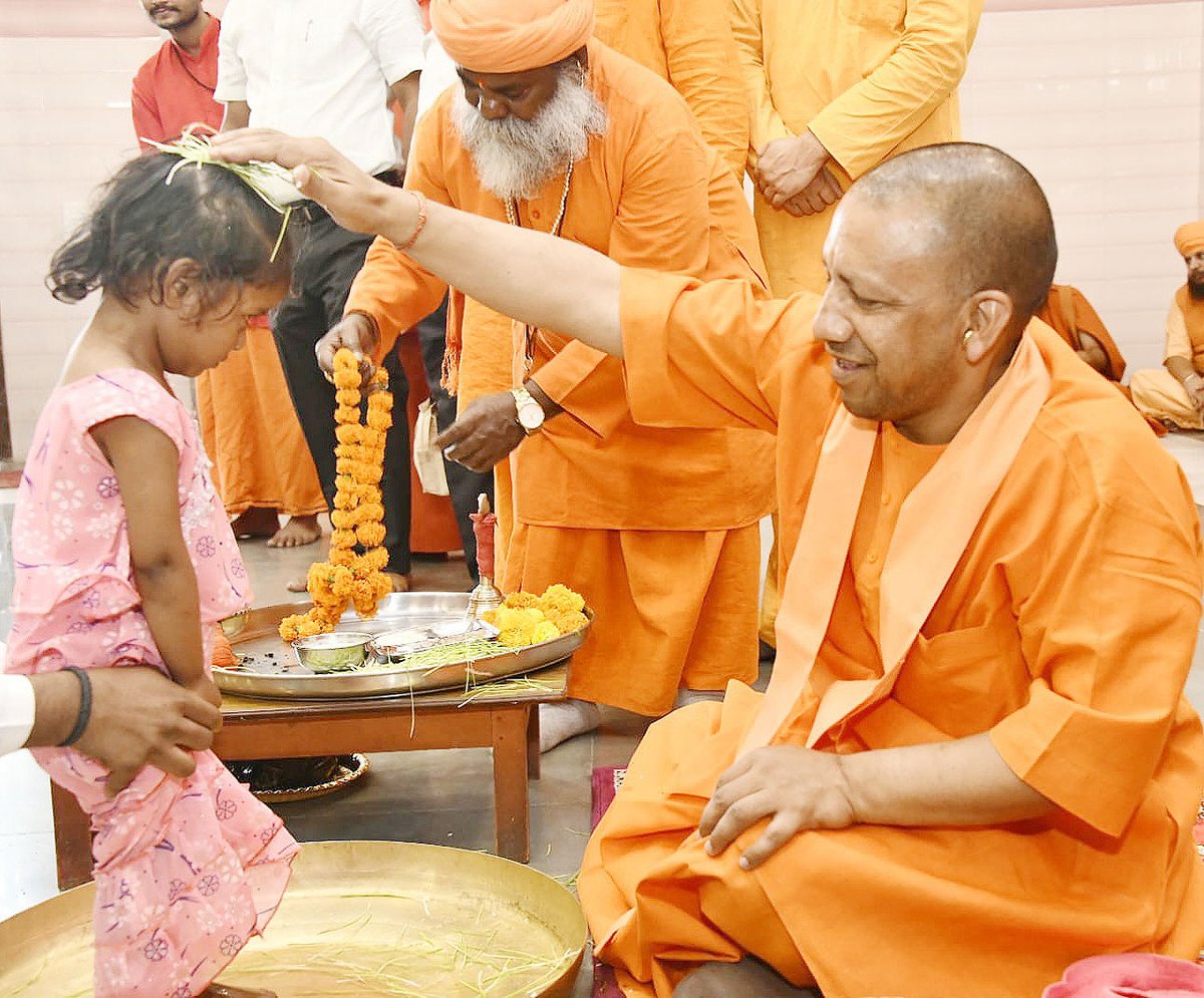 myogiadityanath's tweet photo. 'श्री रामनवमी' के पावन अवसर पर आज @GorakhnathMndr में शक्ति स्वरूपा कन्याओं के पूजन एवं उनको प्रसाद ग्रहण कराने का परम सौभाग्य प्राप्त हुआ।

आदिशक्ति माँ भगवती अखिल विश्व का कल्याण करें, यही प्रार्थना है। https://t.co/iyLO2aWeXz
